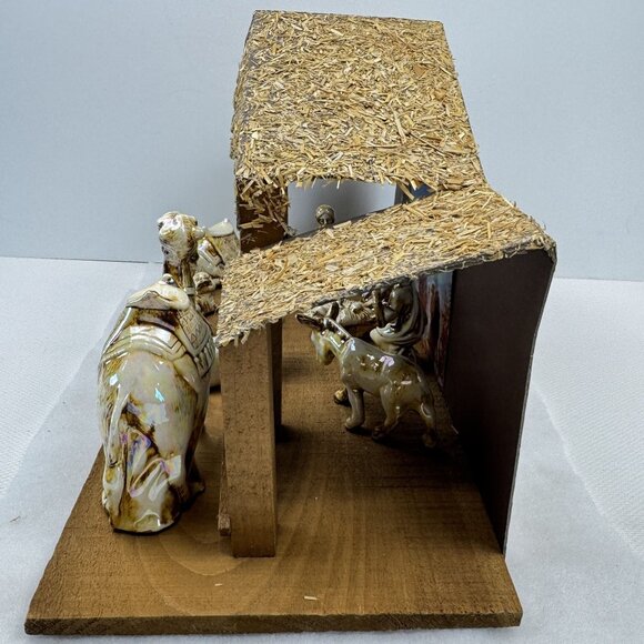 Vintage 13 pc Manger Nativity Set Gold Ceramic Figurines Wood Straw Christmas - Picture 4 of 16